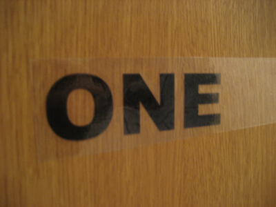 ② 接着面につける